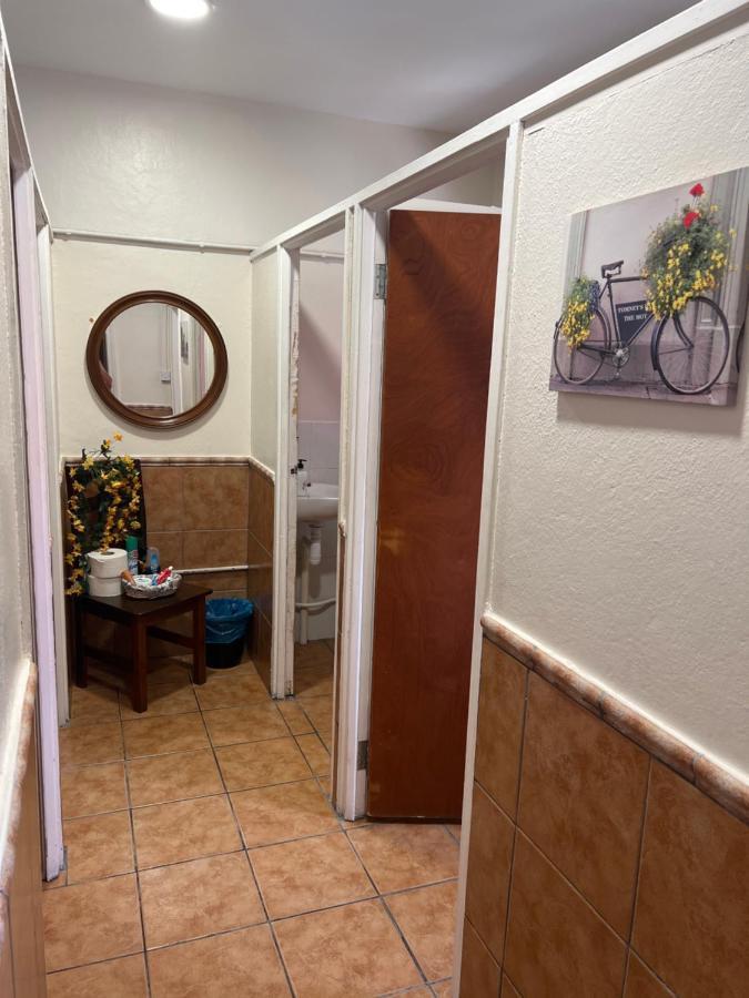 Emile Youth Hostel Gibraltar Buitenkant foto